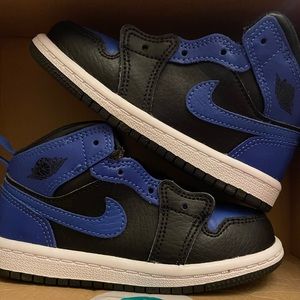 Jordan 1 Mid Black/Hyper Royal 8c
